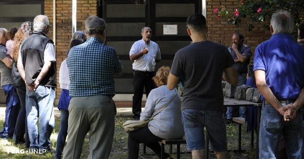 En la imagen se observa a las personas presentes escuchando al Lic. Raúl Perdomo.